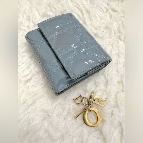 2024 DIOR Lotus Wallet Cloud Blue Patent Cannage Calfskin, Authentic - Picture 3 of 15